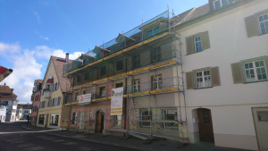 2019_04_05 Gestrichene Fassade Zwischenhaus und eingebautes Lukarnenfenster